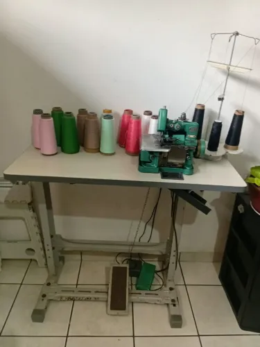 Vendo Máquina Overlock,com bancada e 12 fios de overlock,por apenas 1.100