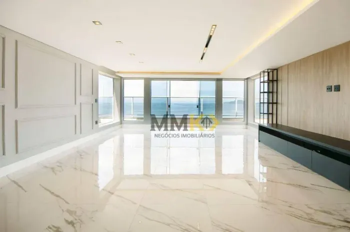 Cobertura Penthouse com 4 dormitórios e vista mar panorâmica, totalmente reformada em Sant