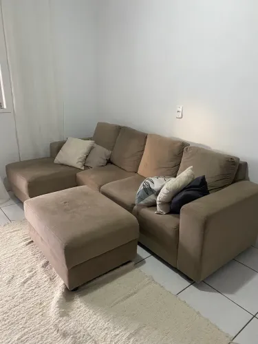 Sofá modular com puff incluso