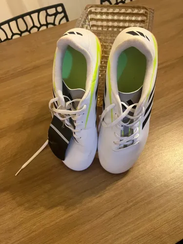 Chuteira adidas, original e nunca foi usada 
