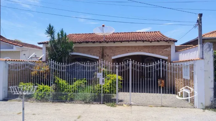 Casa em ótima localização no Pedregulho em Guaratinguetá -SP á venda.