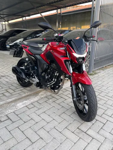 Yamaha FZ25 2025 Vermelha / FZ25 2021 Azul