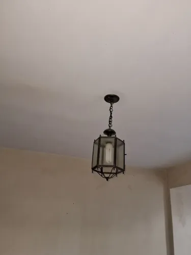 Duas luminárias de teto