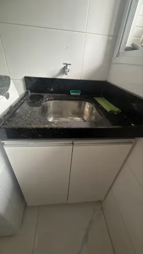 Pia mármore preto e cuba de inox medindo 60cm x 67cm