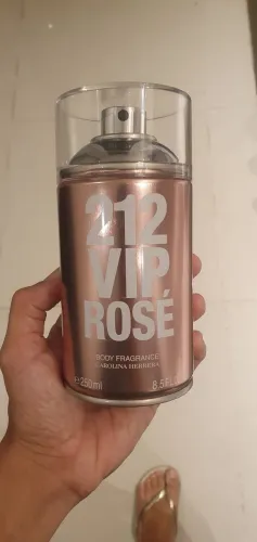 Carolina Herrera 212 Vip Rose Body Splash 250ml