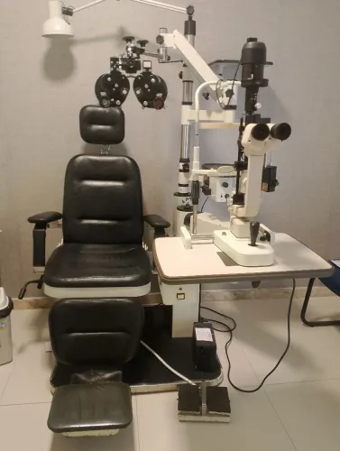 CADEIRA OFTALMOLÓGICA E LÂMPADA DE FENDA