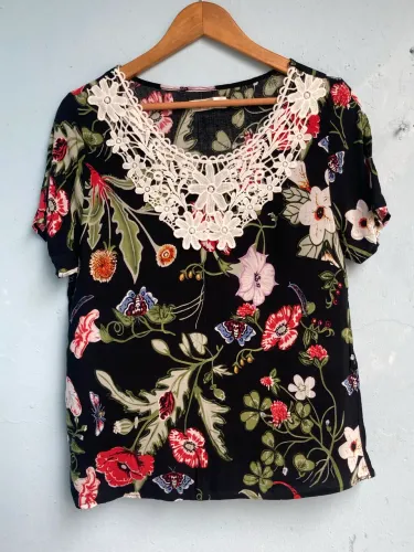 Blusa Feminina Preta com Estampa de Flores Coloridas, Tam M