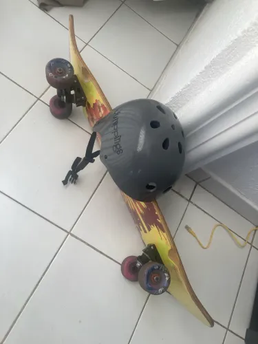 LONGBOARD COM CAPACETE