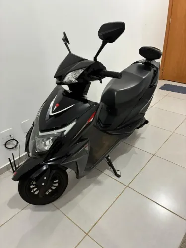 Scooter elétrica modelo Biz
