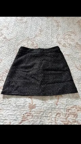 Saia preta com detalhes de brilho