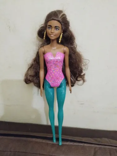 Boneca Barbie Color Reveal da Mattel.