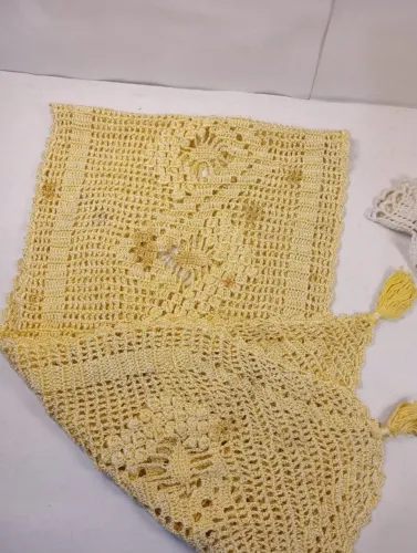 Kit 2 Caminhos de Mesa em Crochê Artesanal (Amarelo 140x33cm + Branco Redondo)