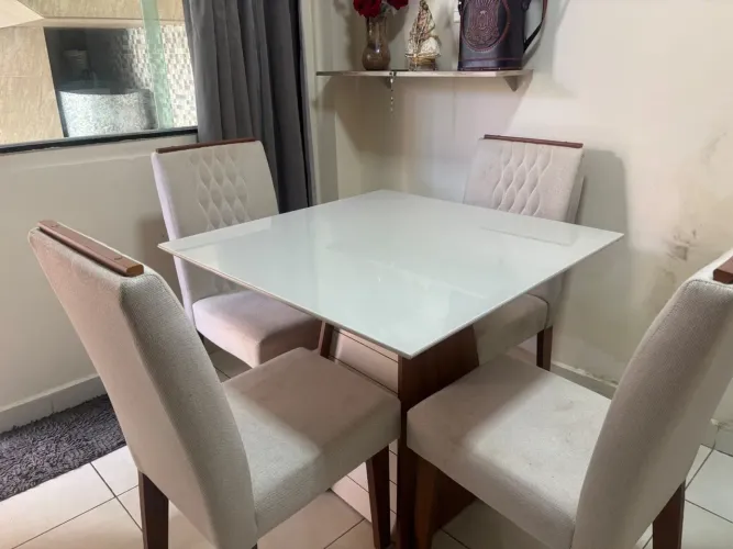 Mesa com 4 cadeiras 