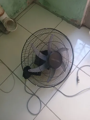 Ventilador de parede funcionado perfeitamente ventisol