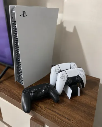 Pai vende Playstation 5, mais 3 controles