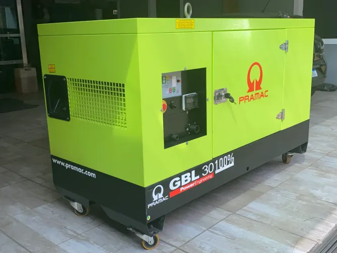 Gerador Pramac trifásico 220V 35Kva cabinado SEM USO.