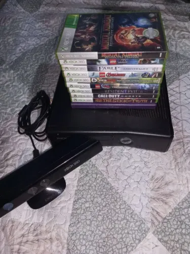 Xbox 360 Slim + Sensor Kinect + 9 Jogos Originais (Sem Controle)
