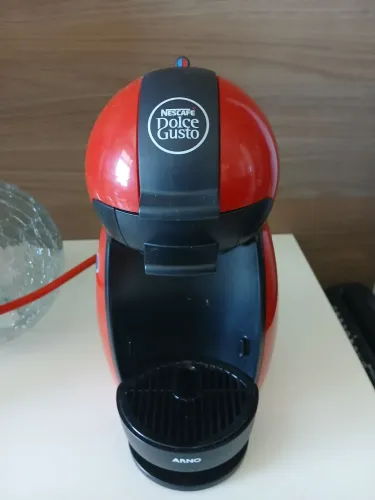 Cafeteira Dolce Gusto Nespresso Picollo Vermelha 127v DP06 + Porta Cápsulas Original