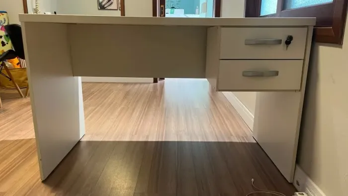 Mesa de consultório branca, com gavetas