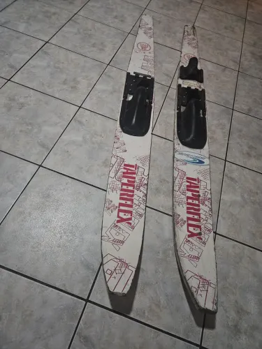 Ski aquático. O par.
