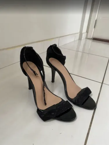 Sandália de salto fina na cor preta, tamanho 37.