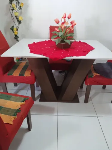 Vende-se uma mesa com quatro cadeiras. Número para contato: * WhatsApp.