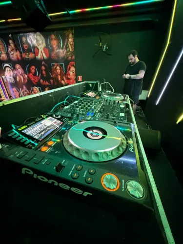 Kit Pioneer Profissional 2x CDJ 2000 Nexus + DJM 800 + Case