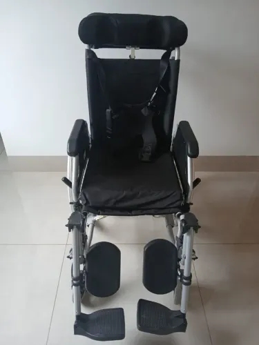 Cadeira de rodas inclinavel.