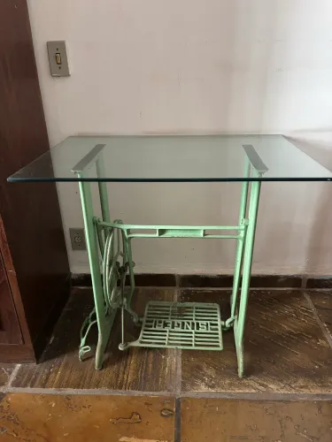 Mesa com a base de máquina de costura antiga