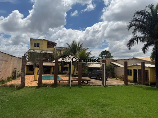 Vendo Bela Chacara de 4 quartos sendo 3 suites, Piscina, campo futebol, lote 1.000 metros,