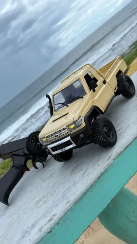 Caminhonete 4x4 de Controle Remoto escala 1/12