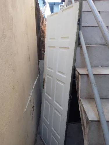 Porta de madeira para banheiro e tenhas usadas