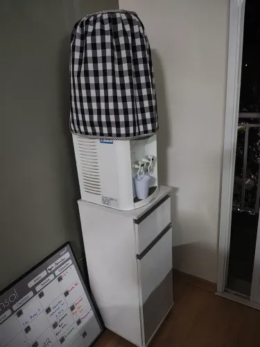 Bebedouro refrigerado + armário branco com gavetas