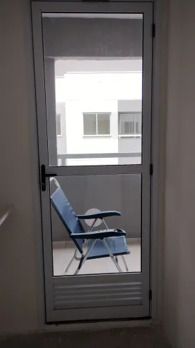 porta de abrir de alumínio branco com vidro e veneziana inferior.