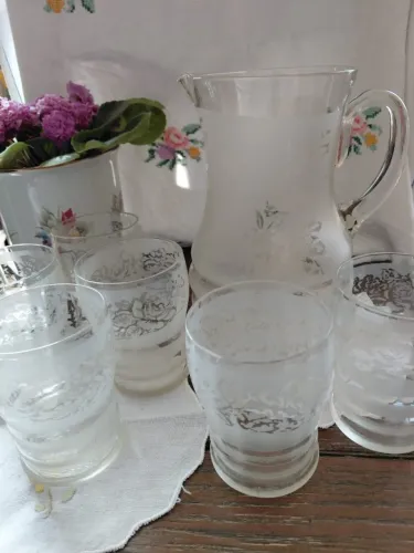Conjunto antigo (décadas de 50/60) em vidro transparente, com jarra e 06(seis) copos