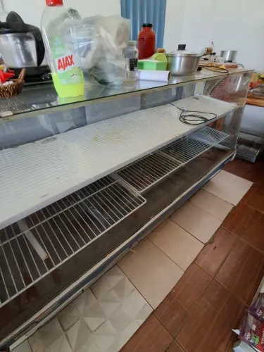 Vende se balcão refrigerado 2 porta bem conservado.