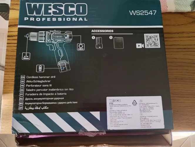 Furadeira e uma escada