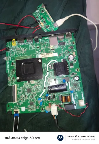 Vende-se uma placa de TV tcl 32 polegadas seminova
