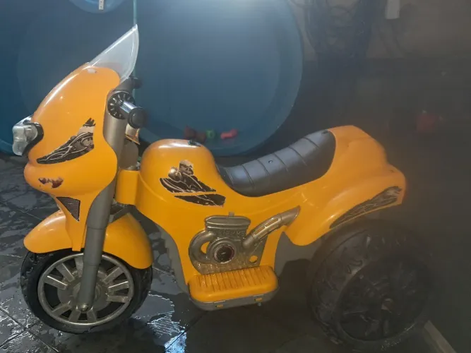 Triciclo elétrico infantil