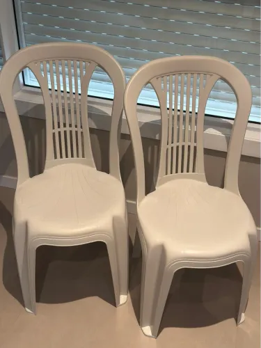 2 Cadeiras Bistrô Brancas em Plástico 
