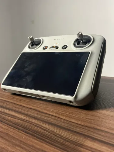 Controle com tela para drone DJI