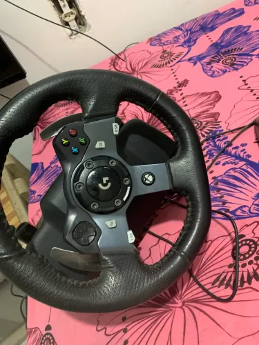 Vendo simulador da Loigitech completo, novo, cm apenas 1 ano e meio de uso