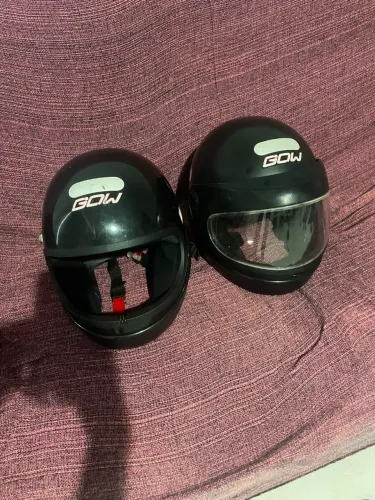 Vendo 2 capacetes por $100 reais os dois!!!!