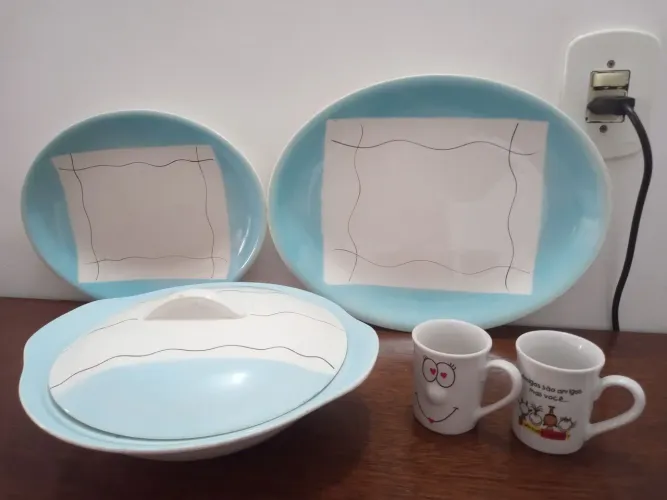 Conjunto de Sopeira duas canecas e travessas em porcelana.