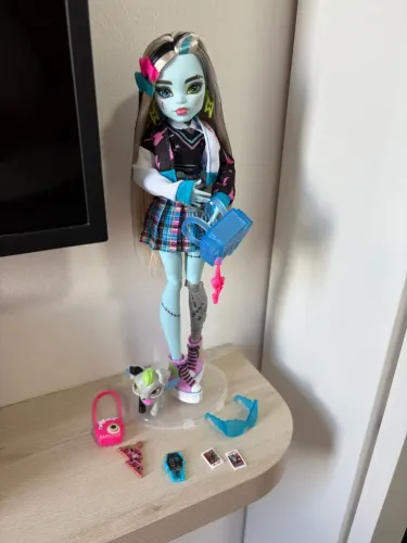 Boneca Monster Gigh Frankie Stein Básica G3 Completa