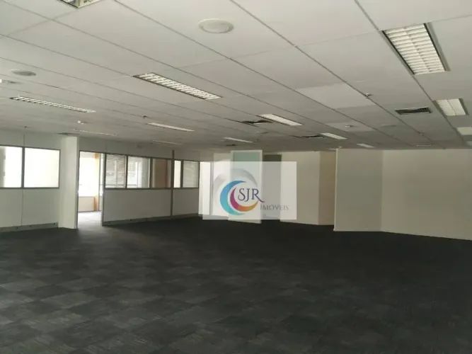 Conjunto comercial de 245 m² com 5 vagas de garagem na Avenida Paulista