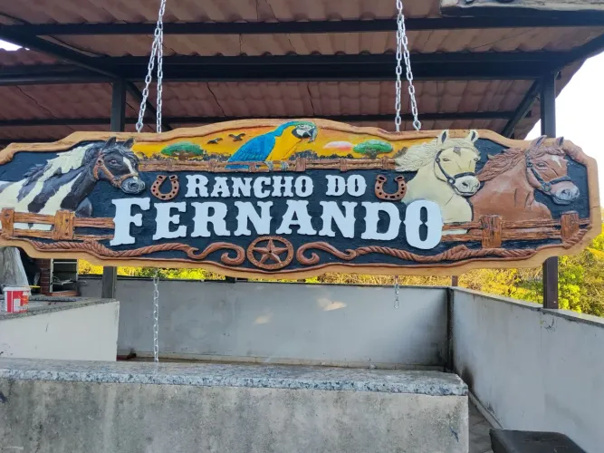 Placas entalhadas em madeira maciça