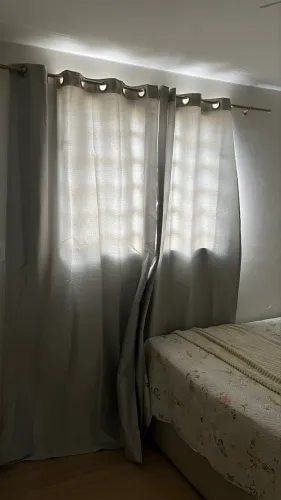 Vendo cortina com varão 