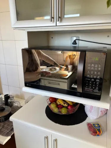 Micro-ondas LG espelhado grande