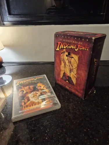 Box de DVDs Indiana Jones + O Reino da Caveira de Cristal